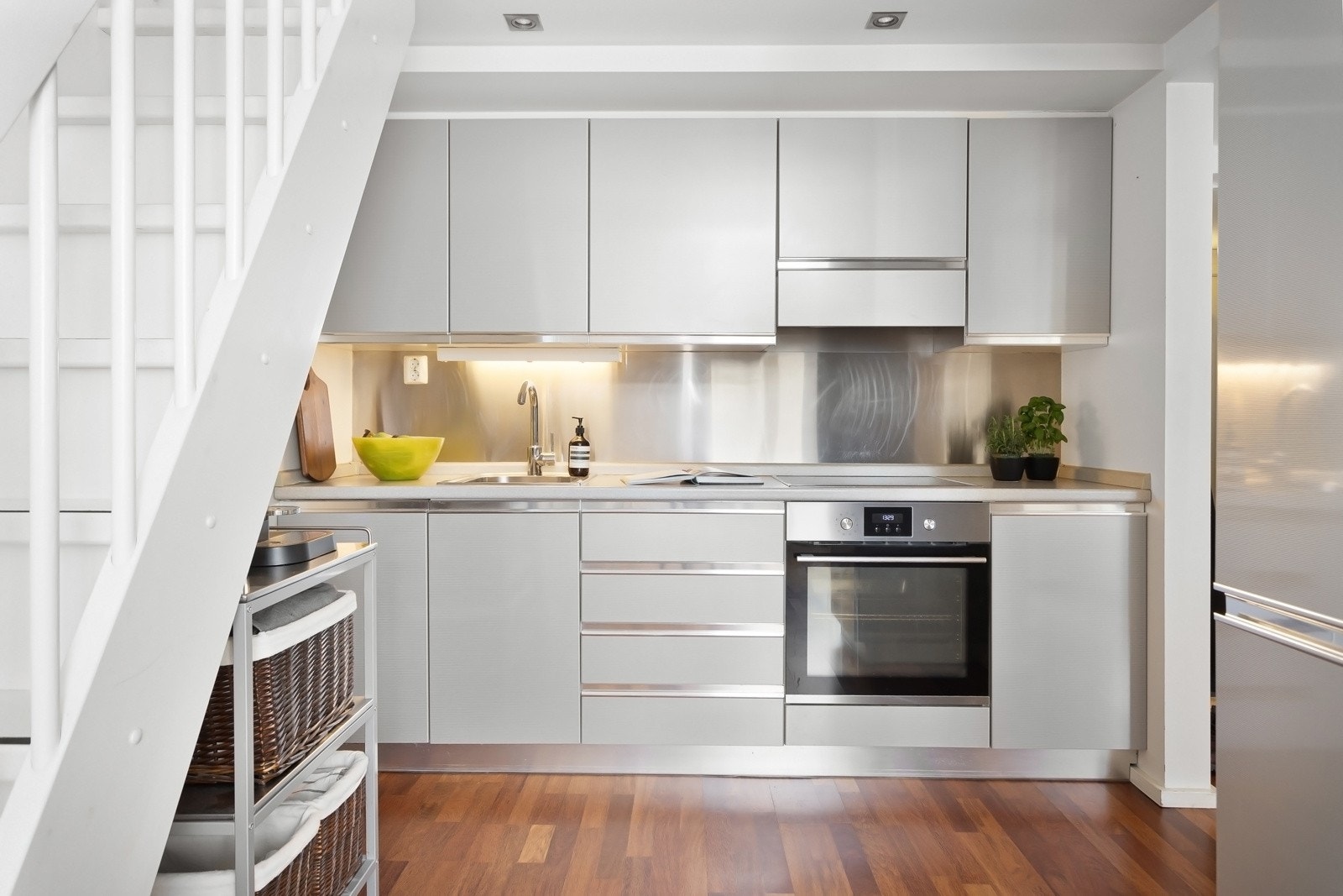 Kjøkken med glatte fronter og benkeplate i laminat. Galleribilde