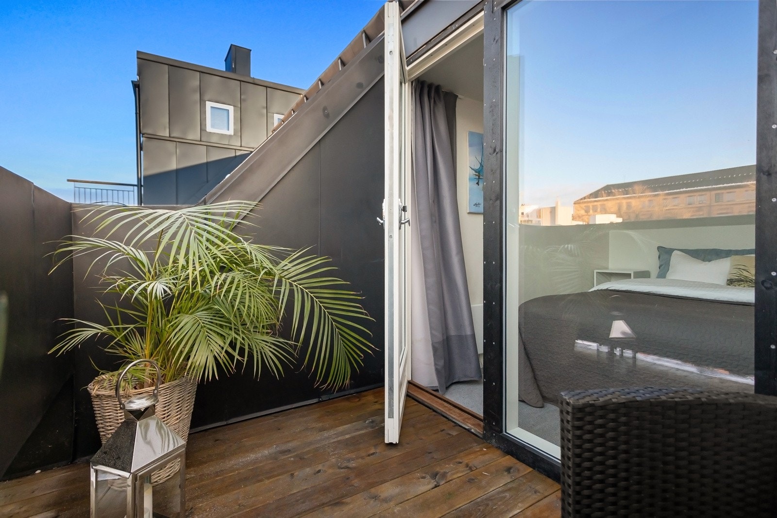 Koselig uteplass med god ettermiddags- og kveldssol. Galleribilde