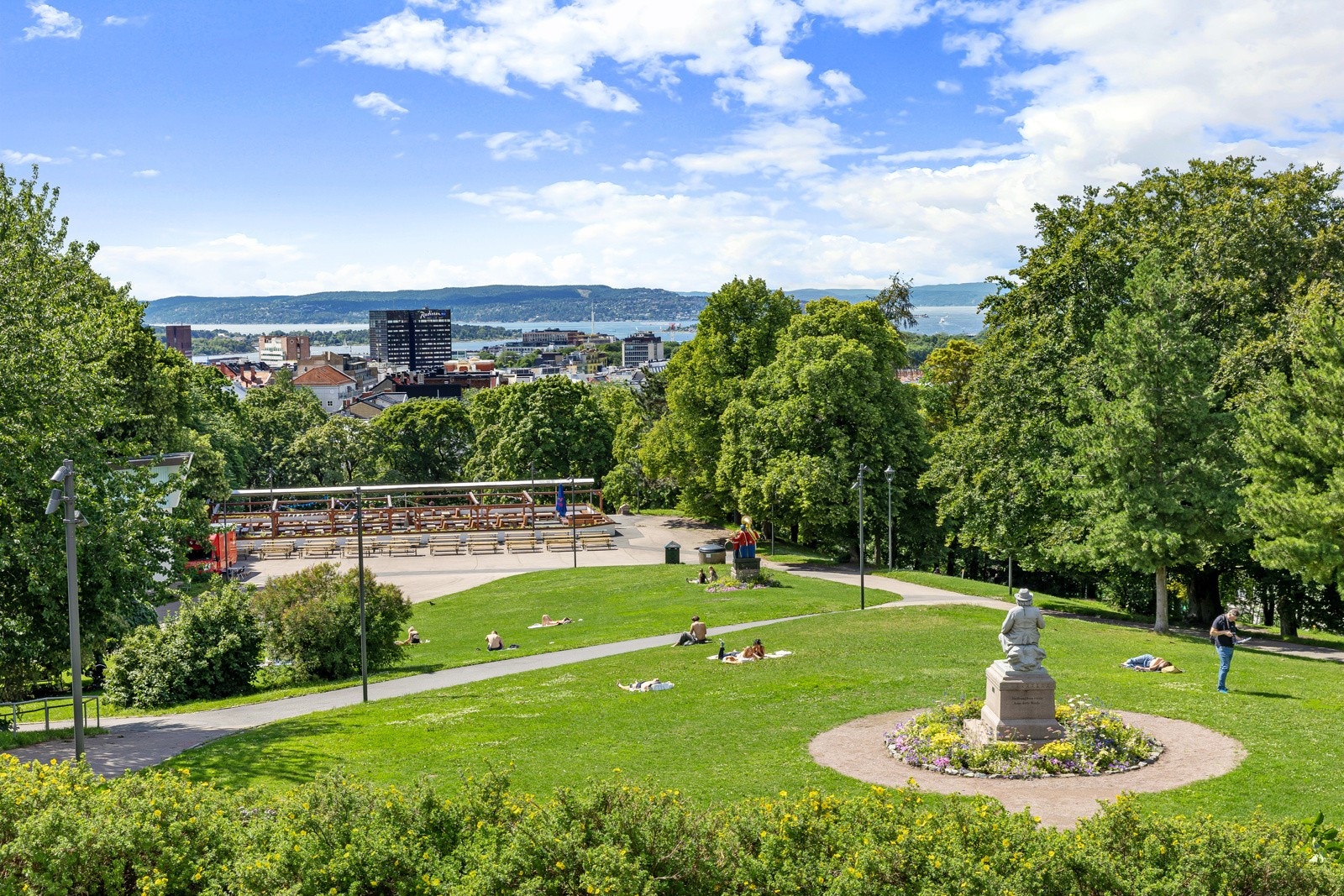 Området har også nærhet til flotte grøntområder som blant annet St. Hanshaugen, Stensparken og Slottsparken, noe som gir gode rekreasjonsmuligheter både sommer og vinter. Galleribilde