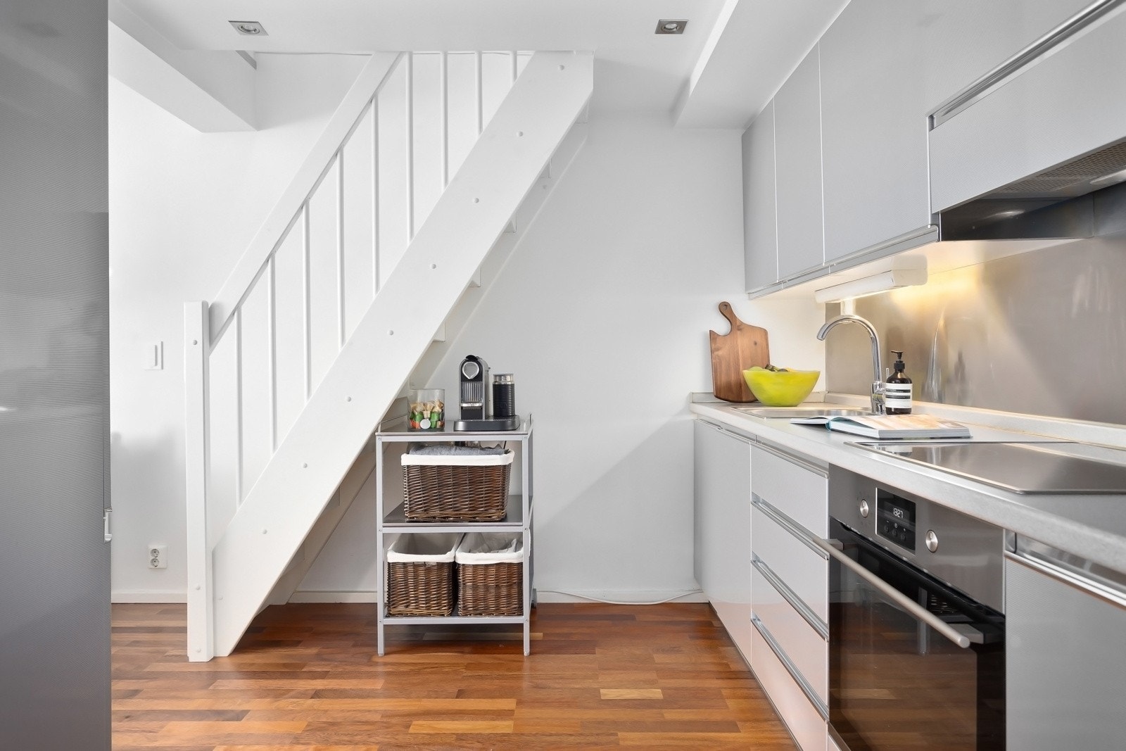 Det er integrert kjøl/fryseskap, oppvaskmaskin, komfyr og platetopp. Galleribilde