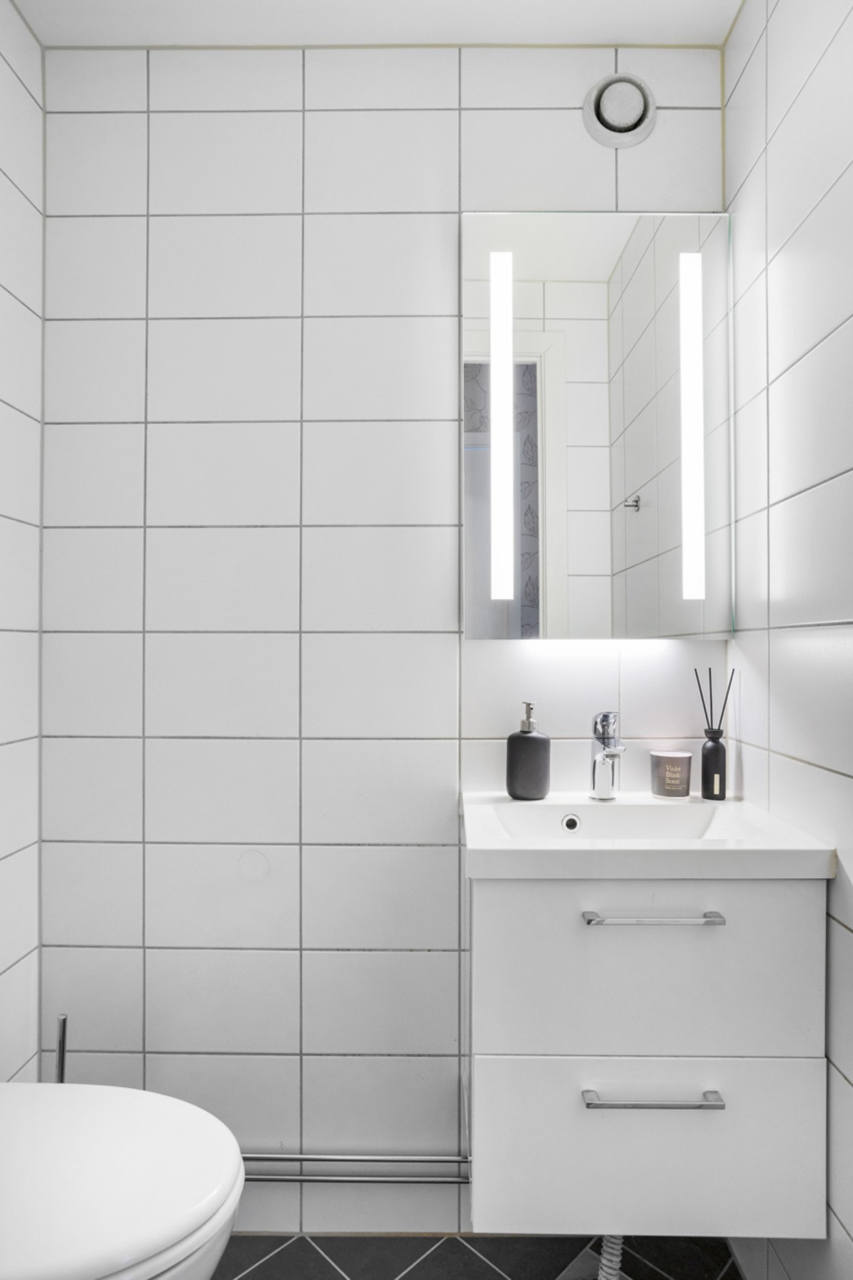 Leiligheten har i tillegg eget separat toalettrom fra 2019 med slett lys innredning, speil med lys, servant med ettgreps blandebatteri og veggmontert WC Galleribilde