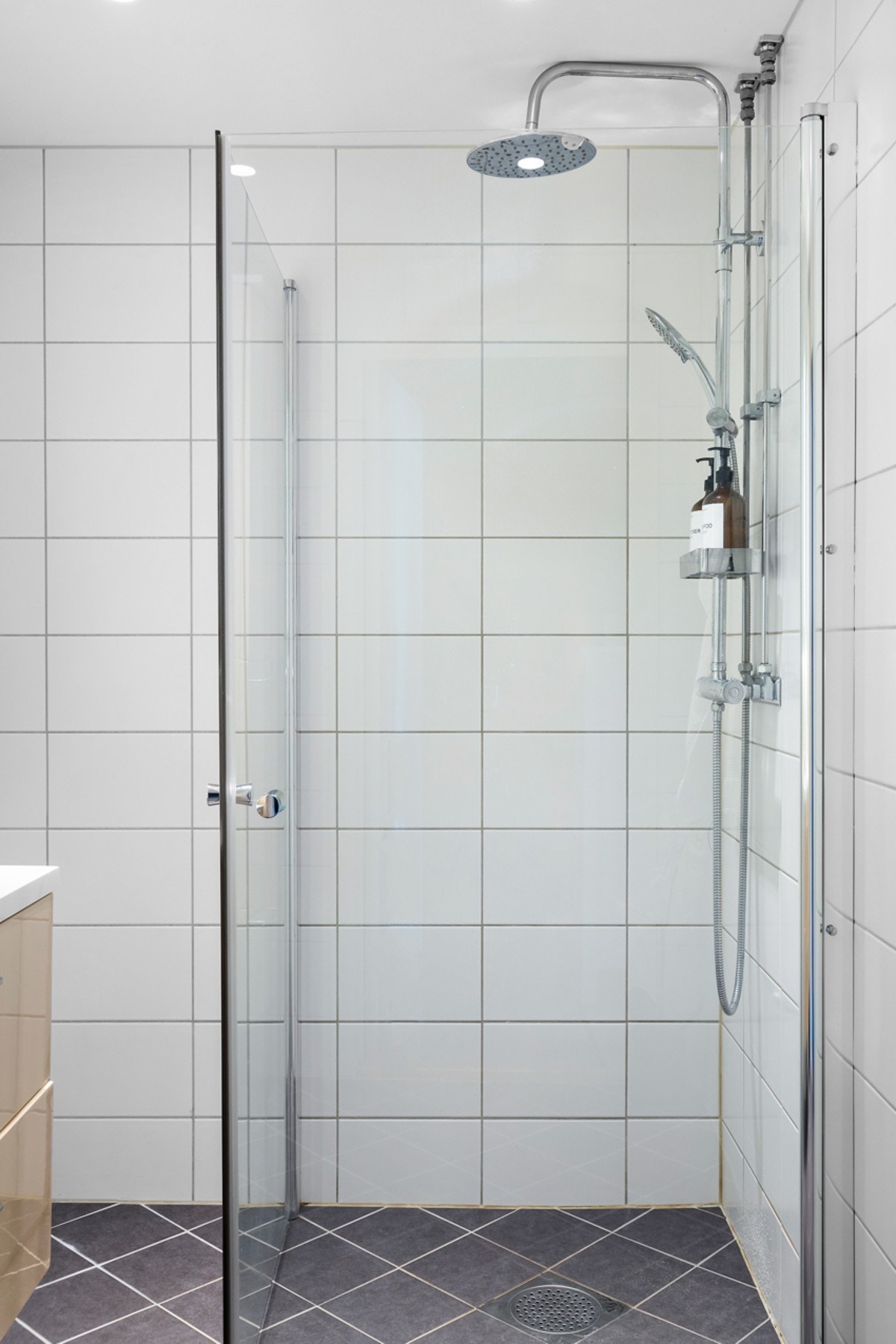 Dusjsone med innfellbare dusjdører av herdet glass - Det er opplegg til vaskemaskin på badet Galleribilde