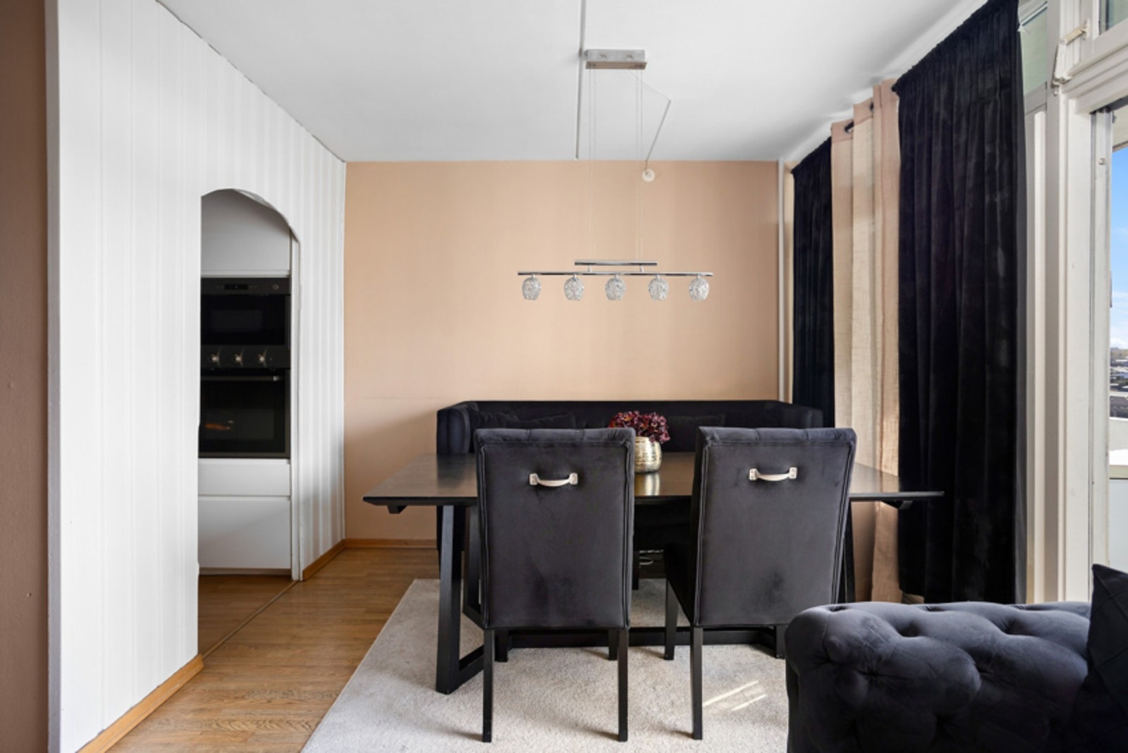 Videre er det plass til et stort spisebord hvor du kan invitere venner og familie Galleribilde