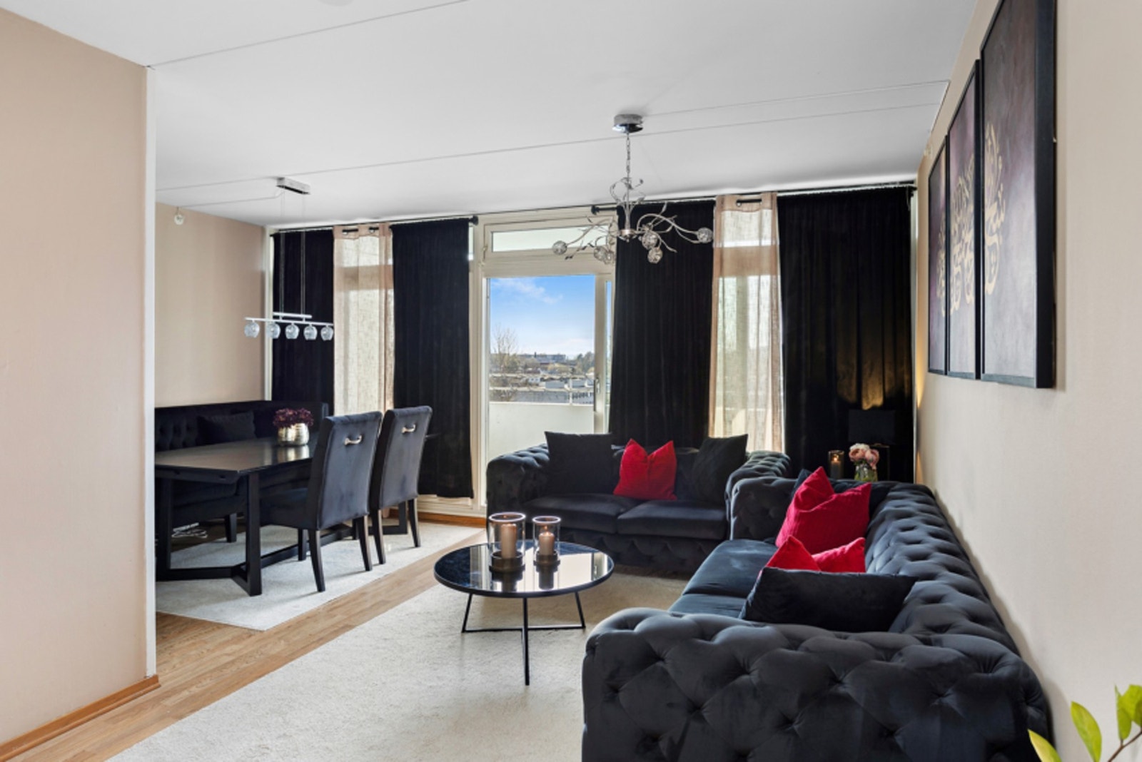 Romslig stue med god plass til en stor hjørnesofa med tilhørende møblement Galleribilde