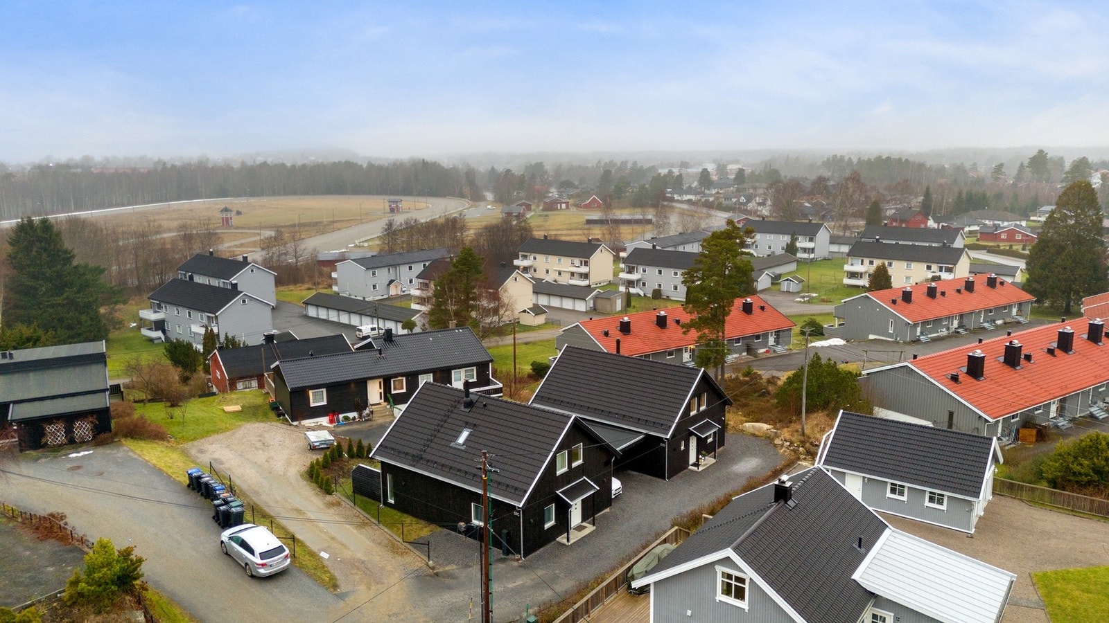 Området har umiddelbar nærhet til skog og mark med turterreng, turstier, gang og sykkelveier, samt Isesjø med sin vakre badestrand. Galleribilde