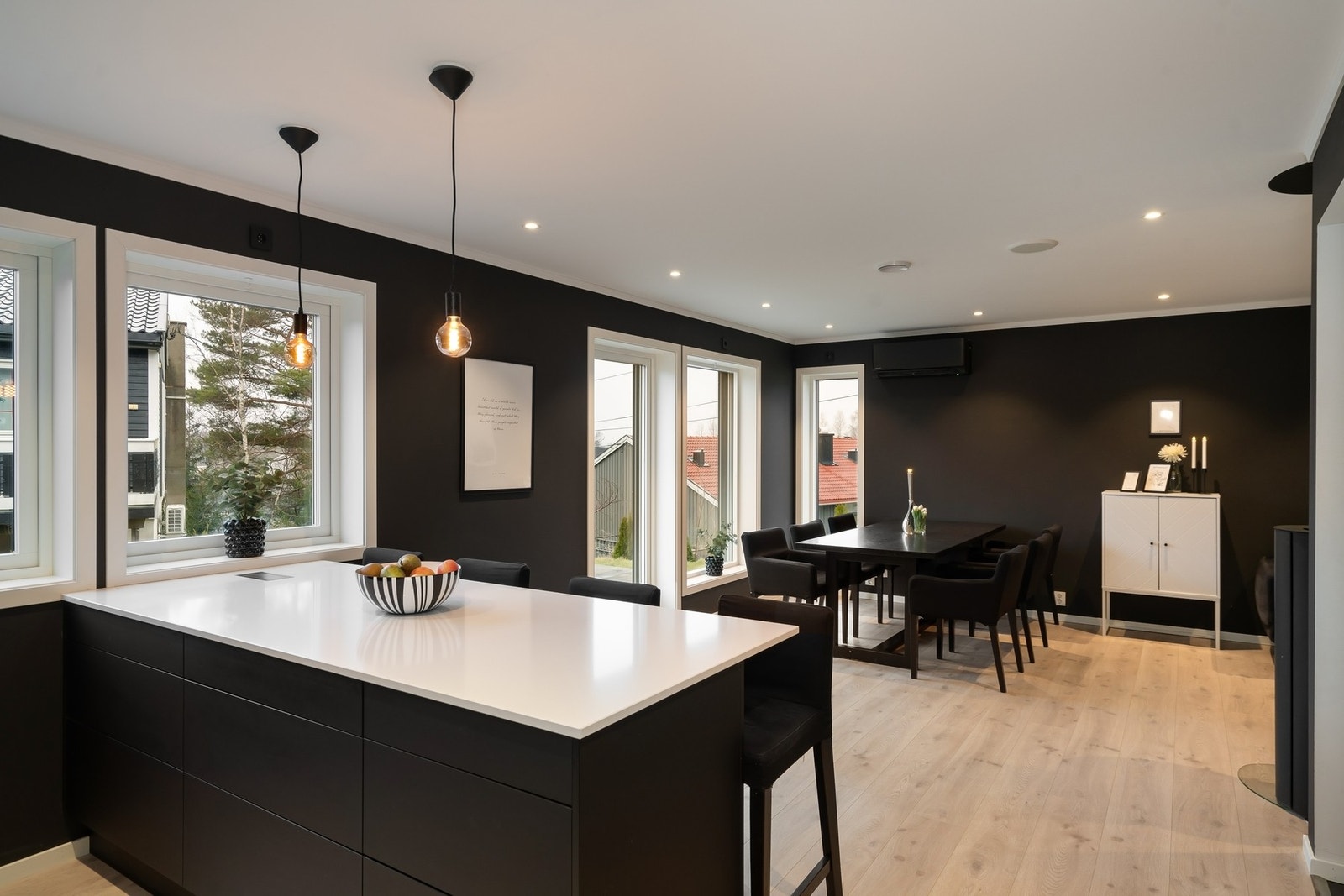 1. etg. inneholder gang, bad, vaskerom, soverom og stue/kjøkken. Galleribilde