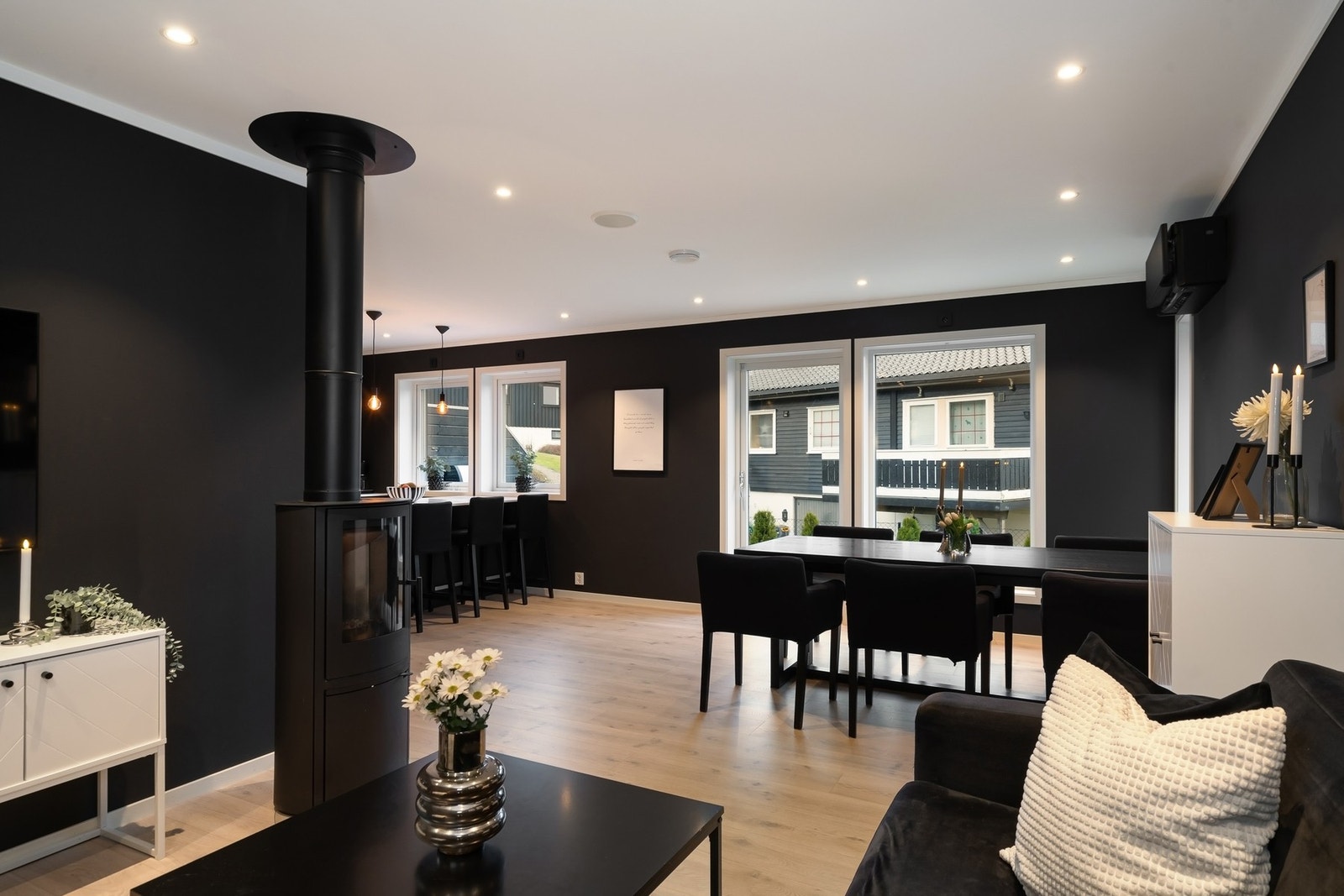 Åpen stue- og kjøkkenløsning med både peis og varmepumpe. Varmepumpen kan fjernstyres via egen app. Galleribilde