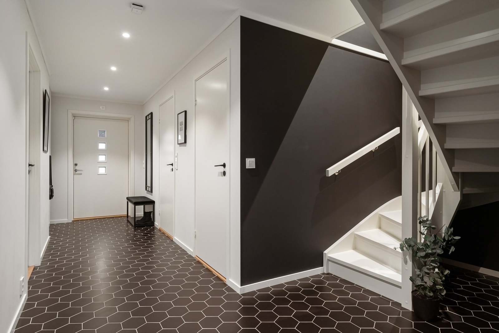 Romslig inngangsparti. Galleribilde