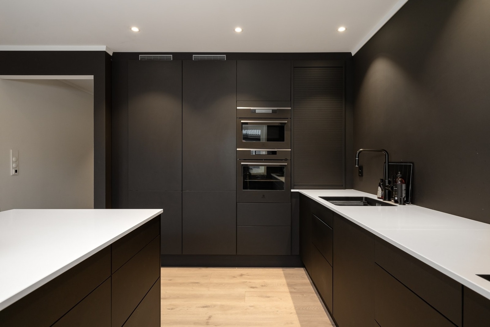 Det er integrerte hvitevarer; stekeovn, mikrobølgeovn med stekefunksjon, kjøleskap, fryseskap og platetopp
nedsenket i benkeplate. Galleribilde