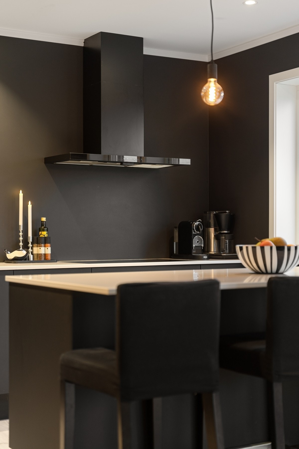 Det er integrert høyttalersystem i taket på begge bad, samt kjøkken/stue som kan styres via telefonen. Galleribilde