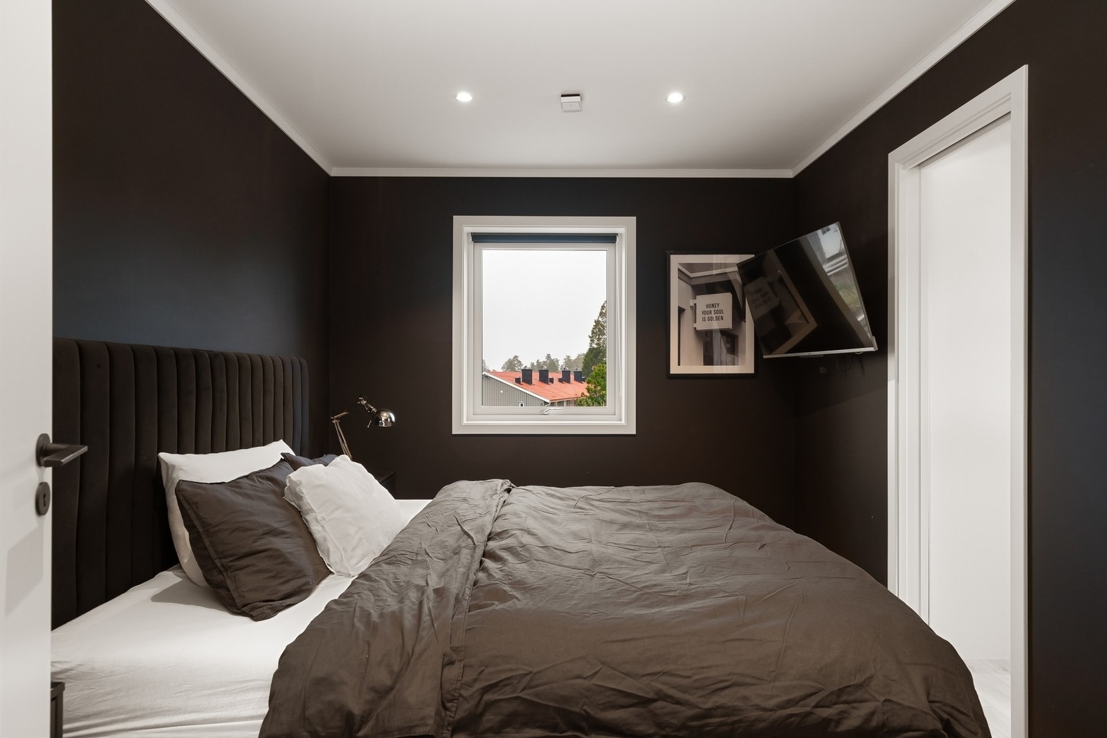 Boligen har totalt 4 soverom. Dette befinner seg i 1. etasje. Galleribilde