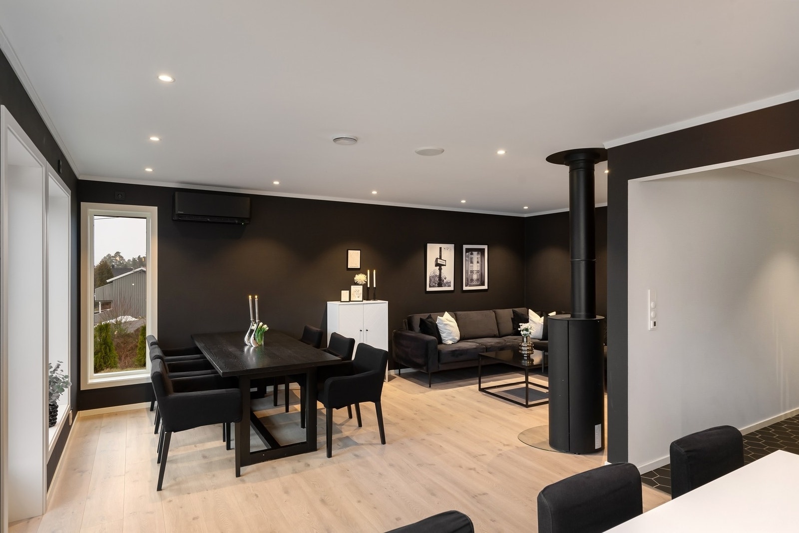 Boligen holder god standard og har tekniske løsninger hvor varme, lys og screens styres via Elko smart app. Galleribilde