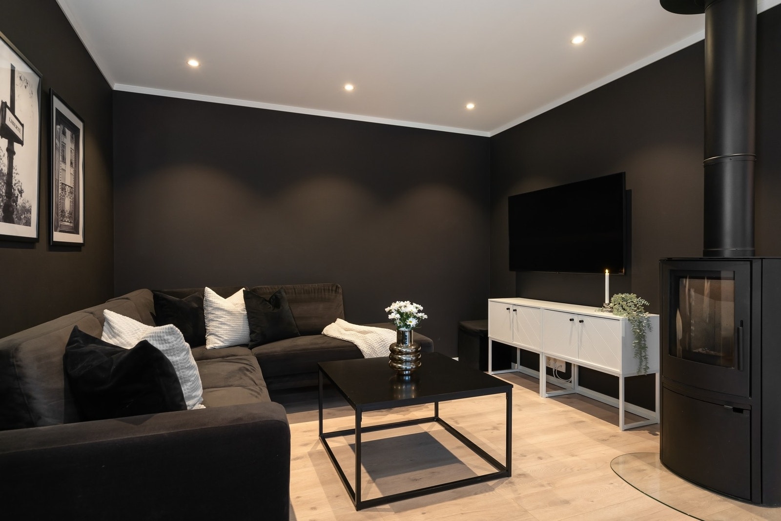 Naturlig hjørne for en sofakrok foran peisen. Galleribilde