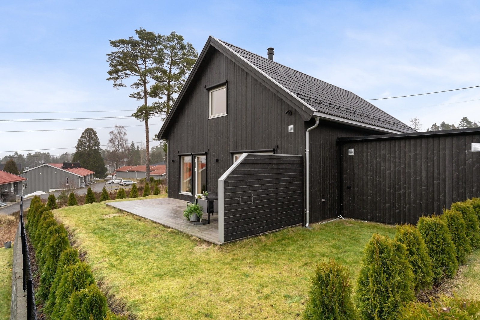 Det er en ekstra utekran med varmt og kaldt vann på verandasiden. Galleribilde