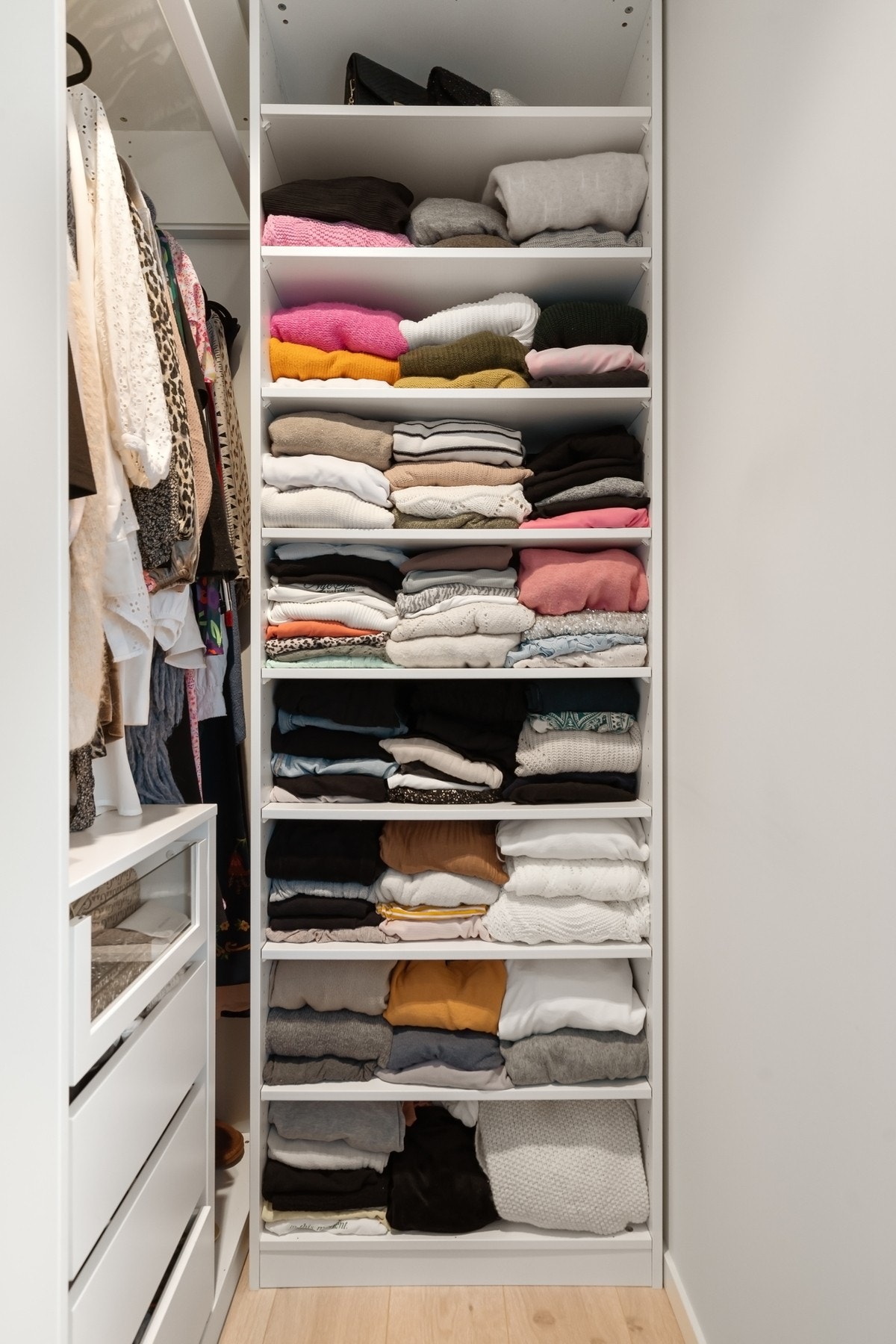 Walk-in-closet på soverommet. Galleribilde