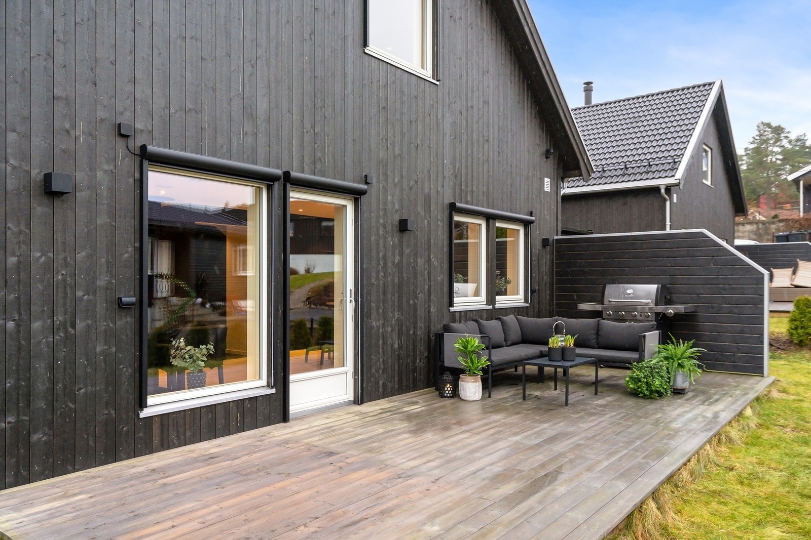 Fra stuen er det utgang til en koselig uteplass med ettermiddagssol. Galleribilde