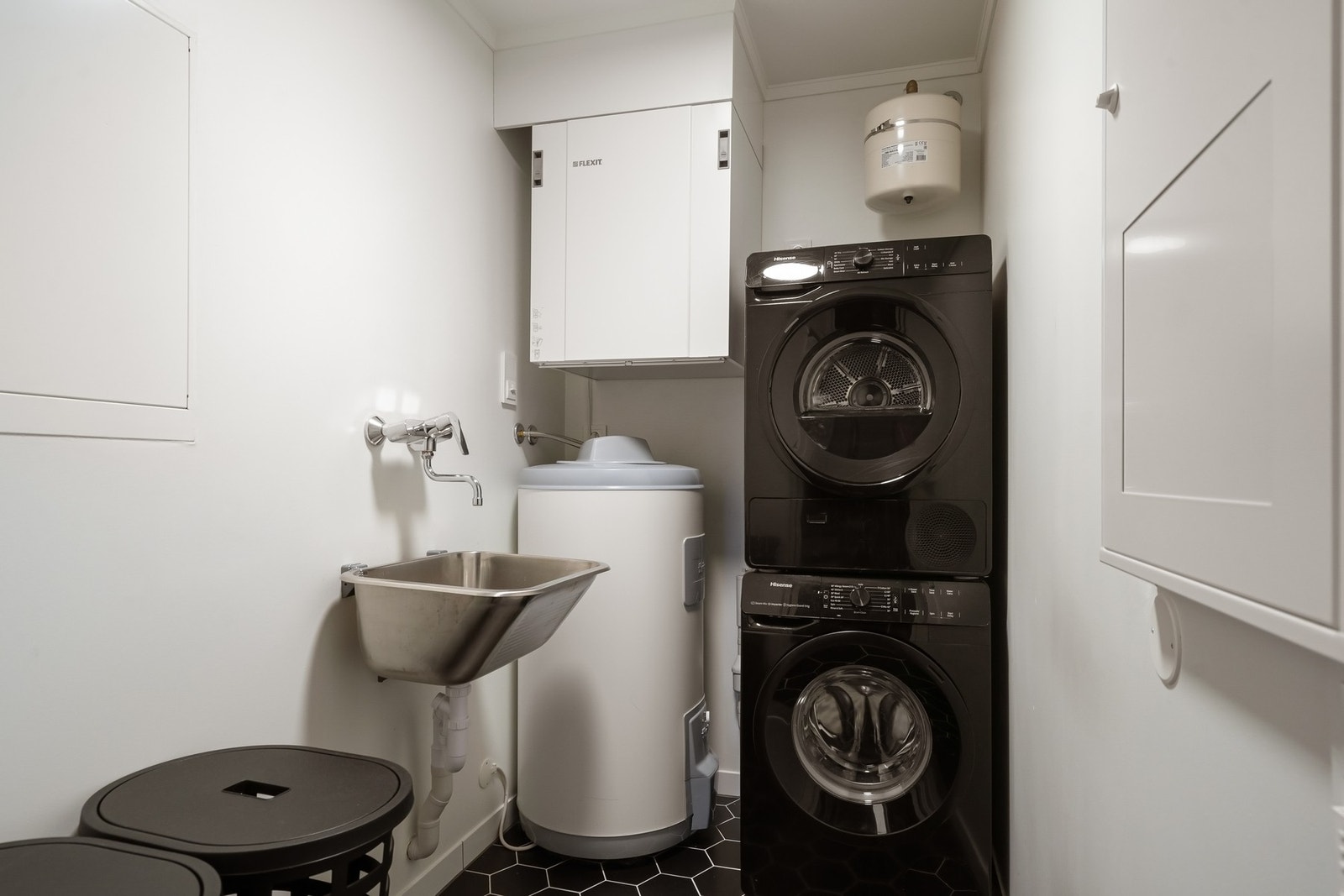 Praktisk med eget vaskerom. Her er det utslagskum og opplegg for vaskemaskin. Galleribilde