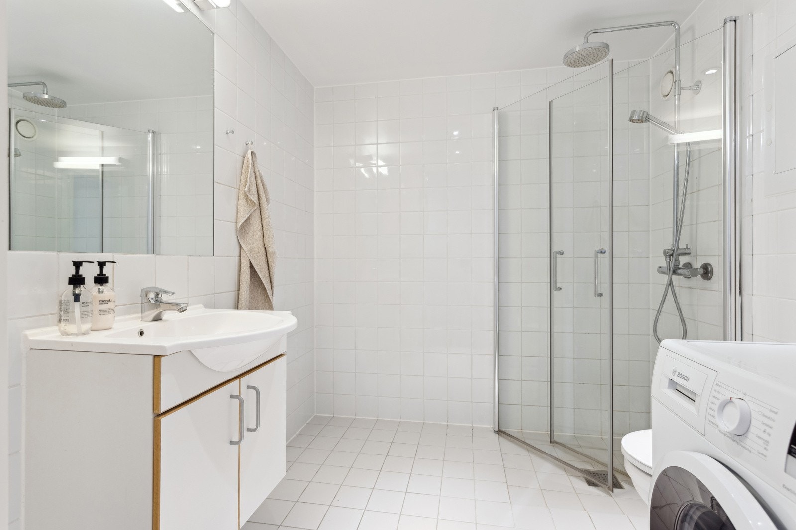 Taket er senket og har en slett, malt overflate med innfelte downlights som gir godt lys. Galleribilde