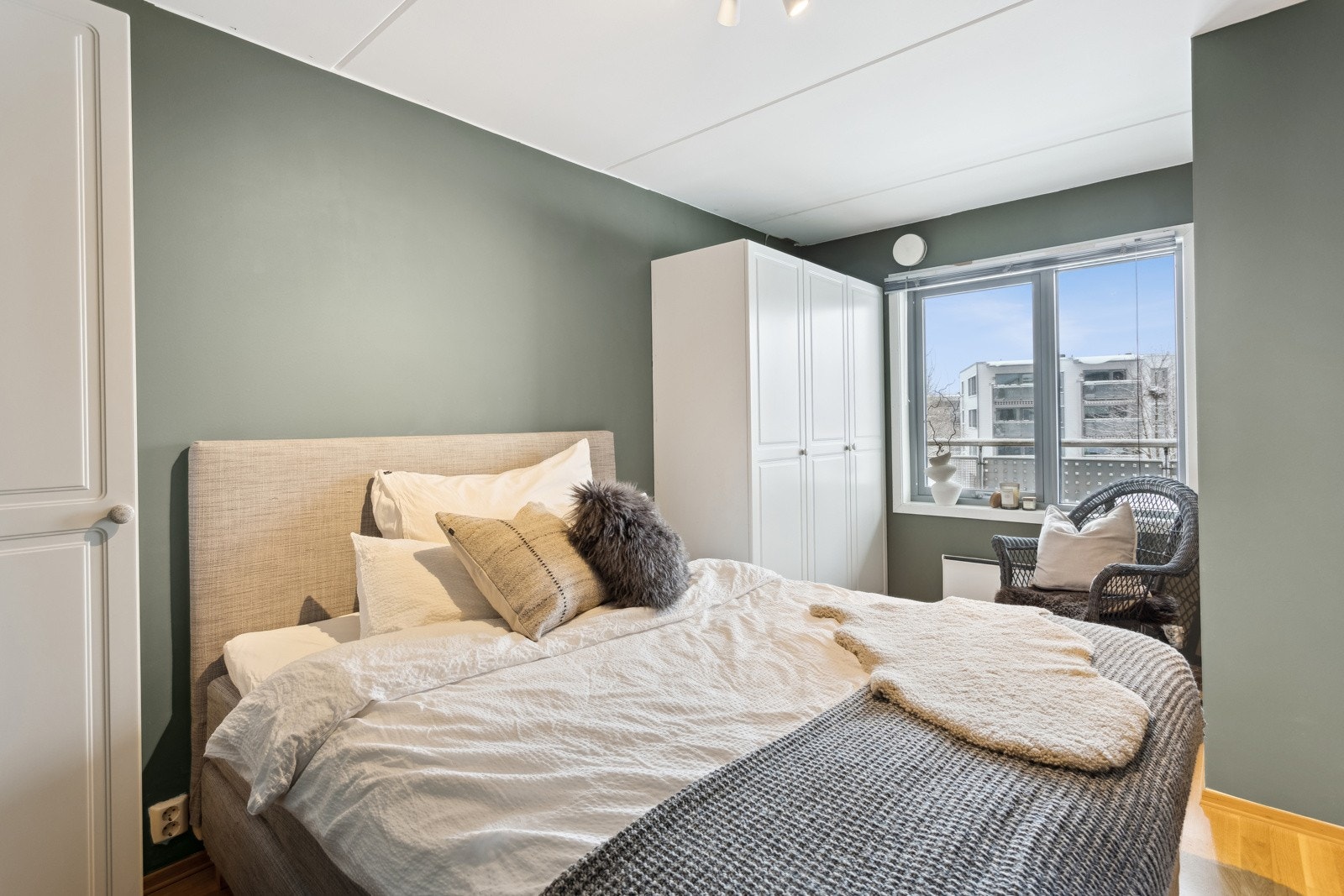Soverommet er lyst med morgensol, parkettgulv og en praktisk skyvedørsgarderobe. Galleribilde