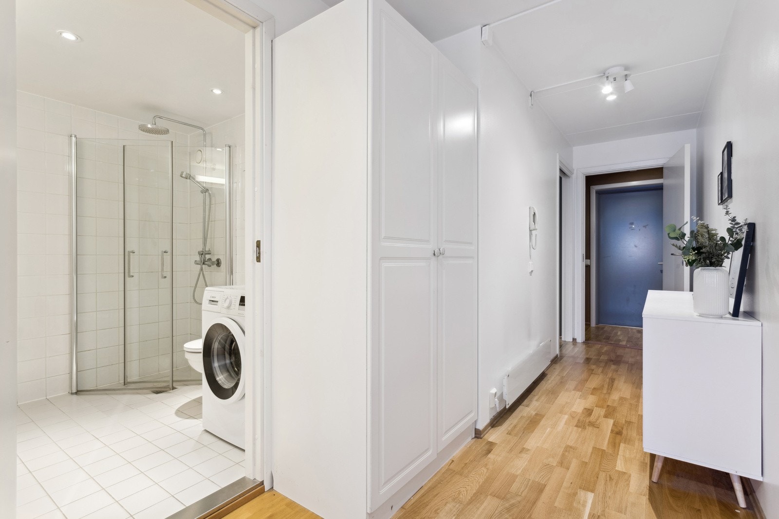 Badet har opplegg for vaskemaskin. Galleribilde