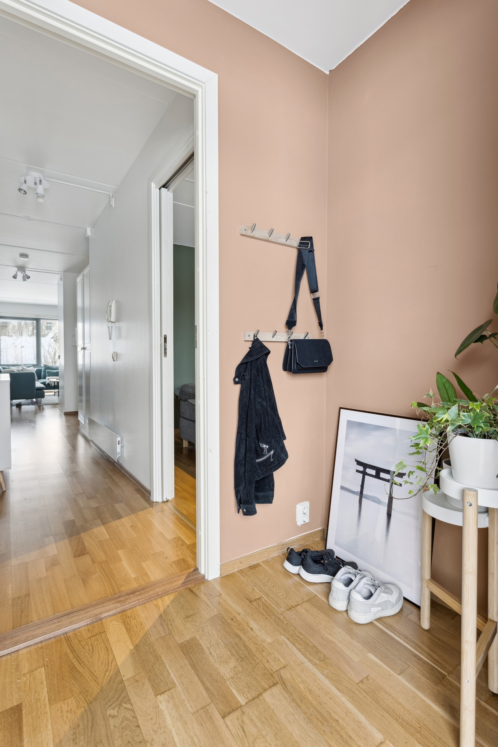 Innbydende og romslig entré med god plass til å henge fra seg yttertøy. Galleribilde
