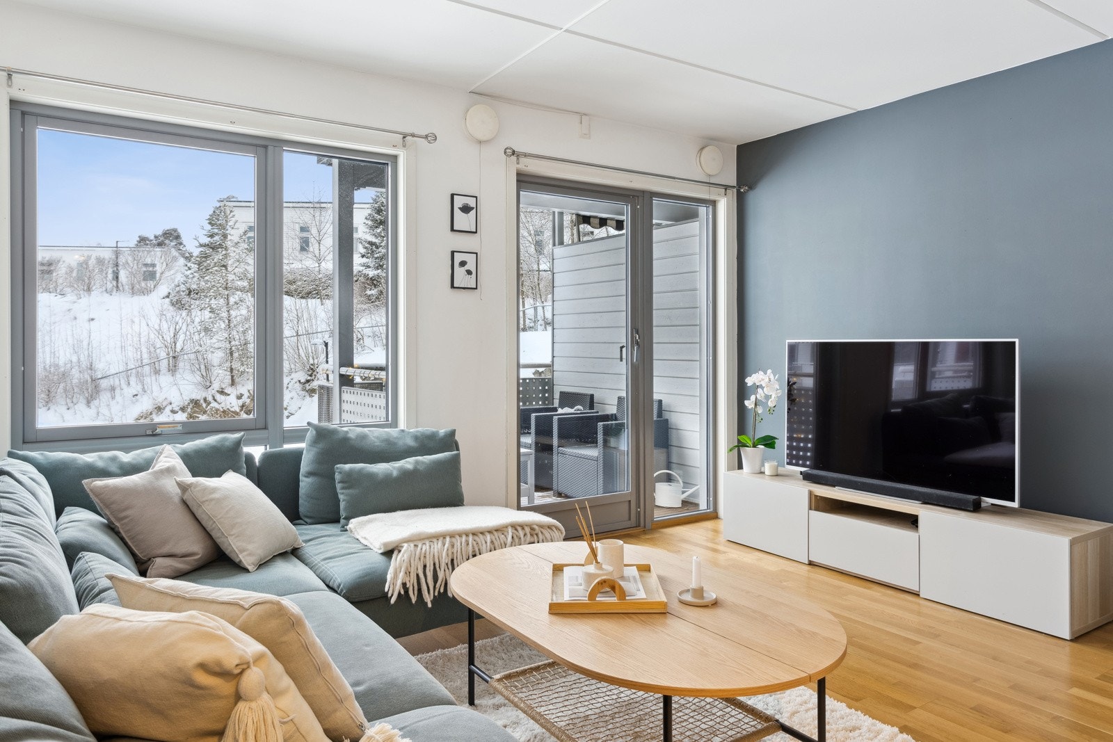 Leiligheten har store vinduer som slipper godt inn med lys. Galleribilde