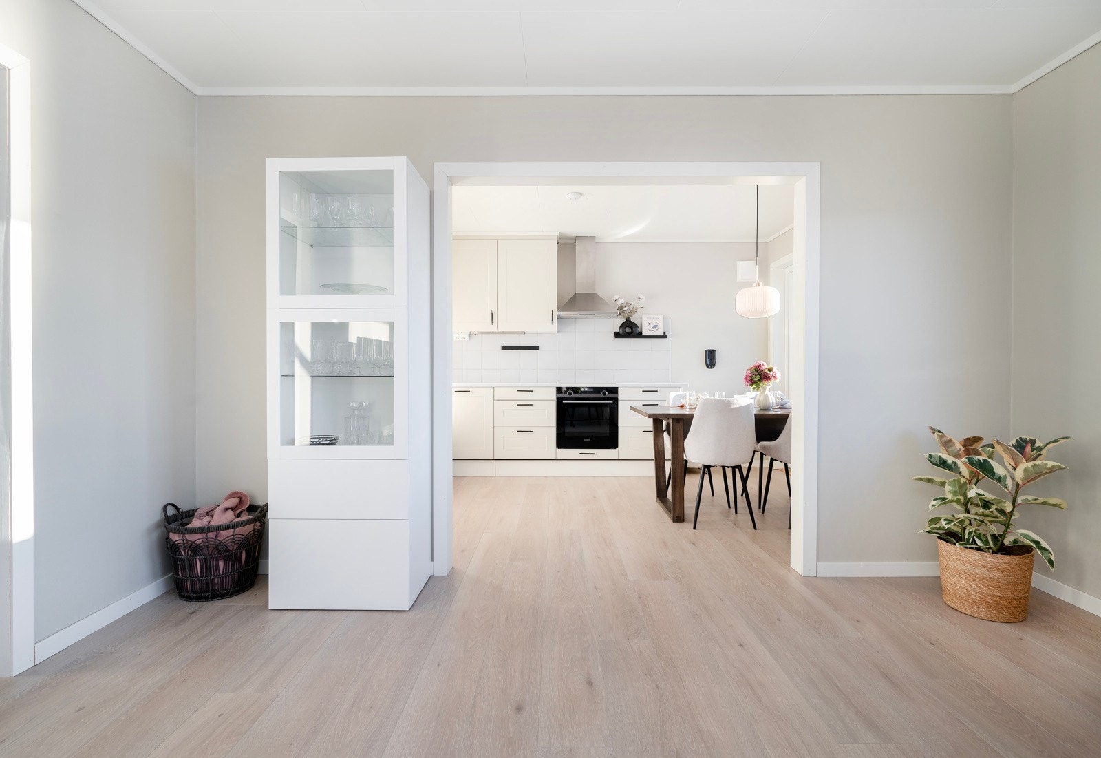 Et stilrent kjøkken sørger for at det er lettvint å lage middagen eller å invitere venner på fredagstaco. Galleribilde