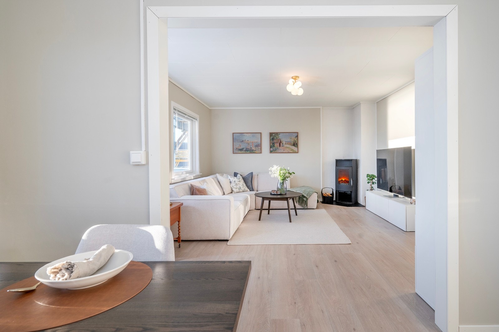 Du får godt med plass til både spise- og sittegruppe i den velutnyttede leiligheten. Galleribilde