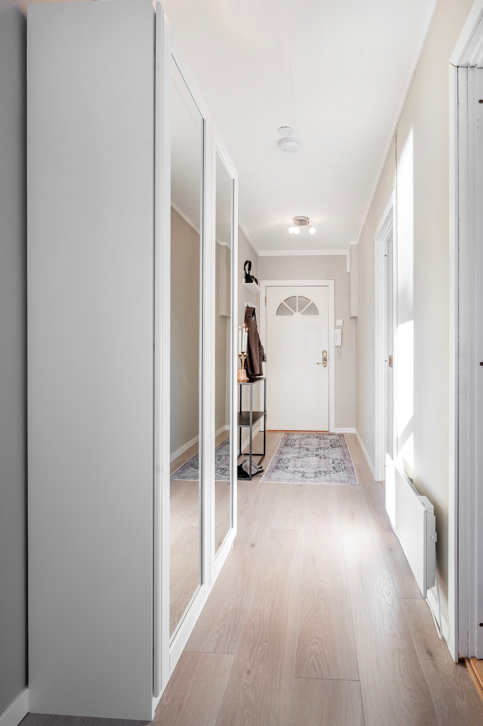 Velkommen inn. Leiligheten er betydelig modernisert i 2023/2024 og har lyse overflater og god standard. Galleribilde