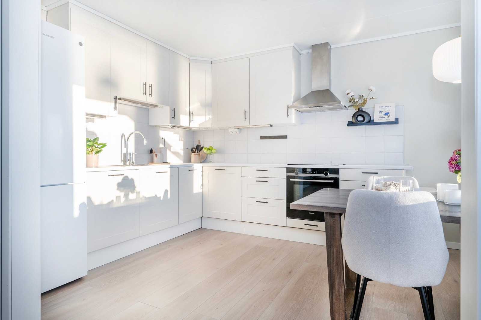 Det er plass til spisebord ved kjøkkenet, som har en fantastisk utsikt. Galleribilde