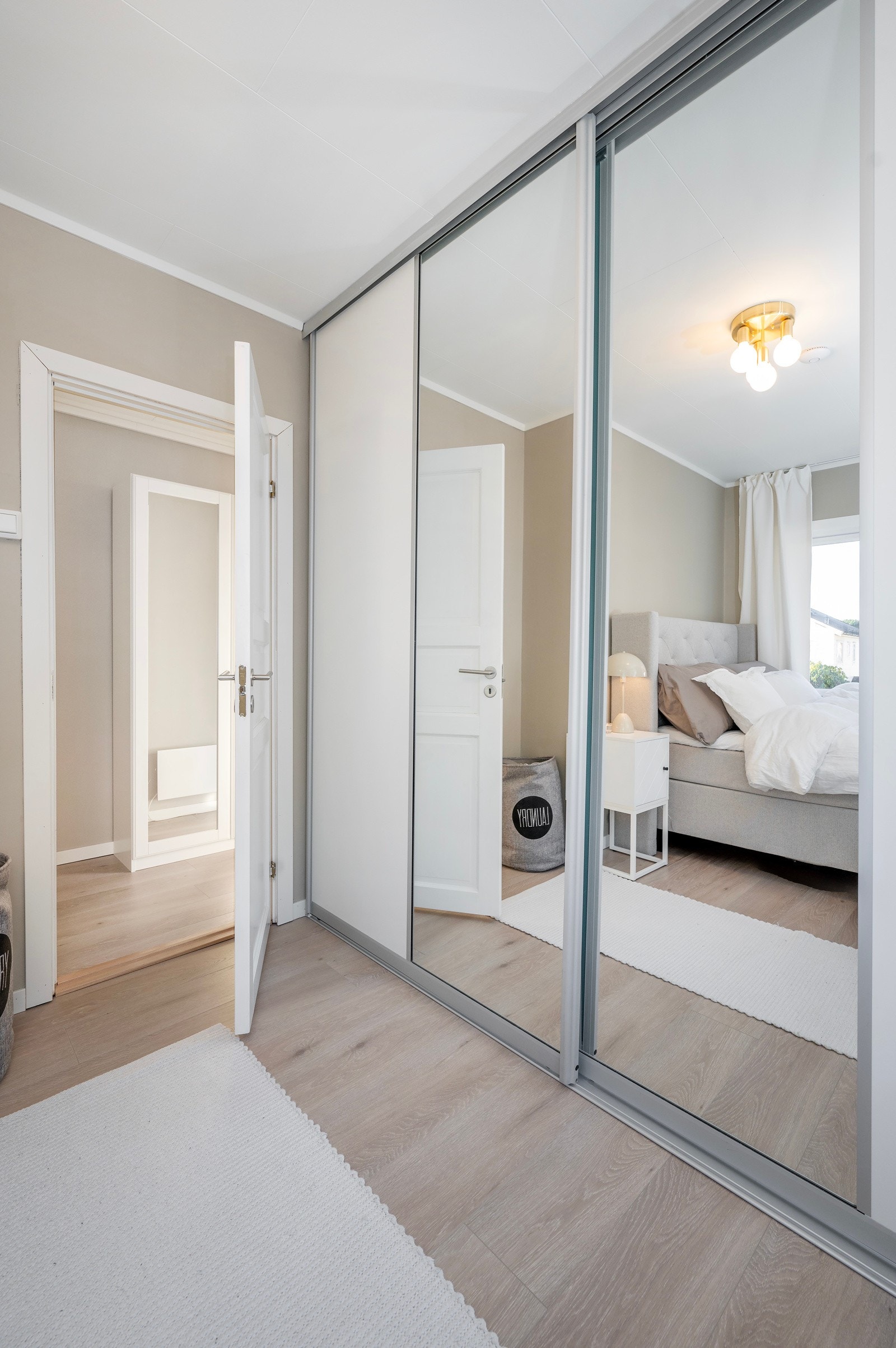 Stor og praktisk skyvedørsgarderobe på hovedsoverommet. Galleribilde