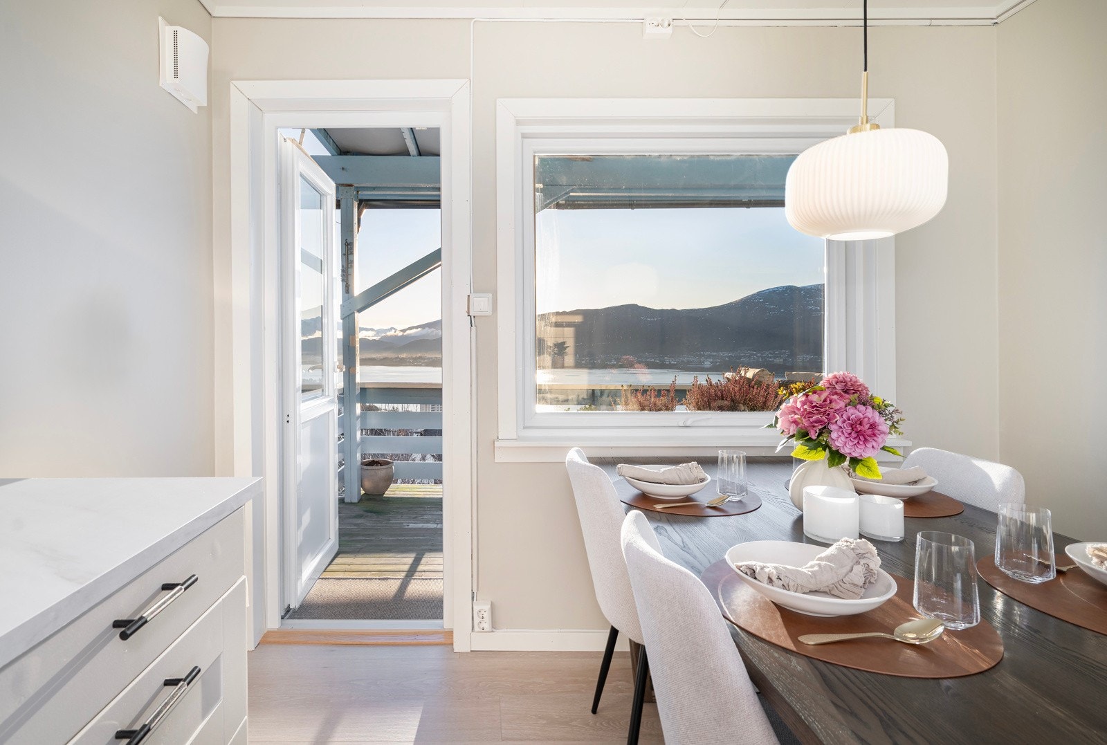 Fra kjøkkenet har du tilkomst til leilighetens veranda. Galleribilde
