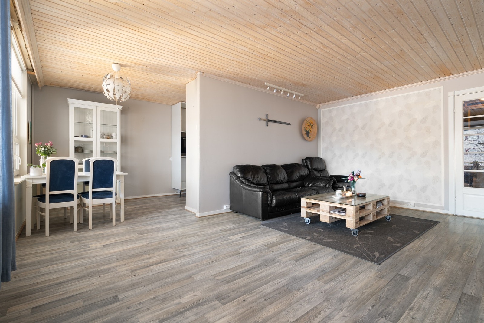 Leiligheten har store vindusflater som gir mye naturlig lysinnslipp. Galleribilde