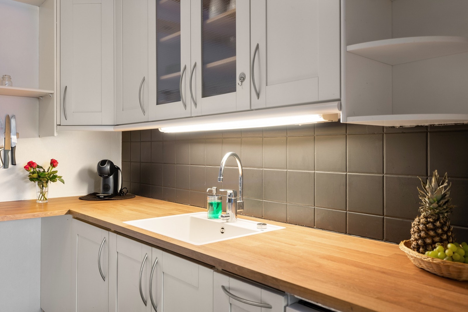 Det er integrert platetopp og stekeovn. Galleribilde