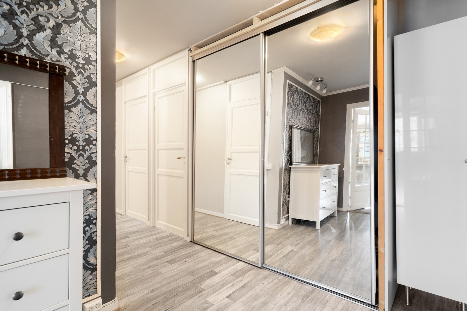 God plass til skyvedørsgarderobe i entreen. Galleribilde