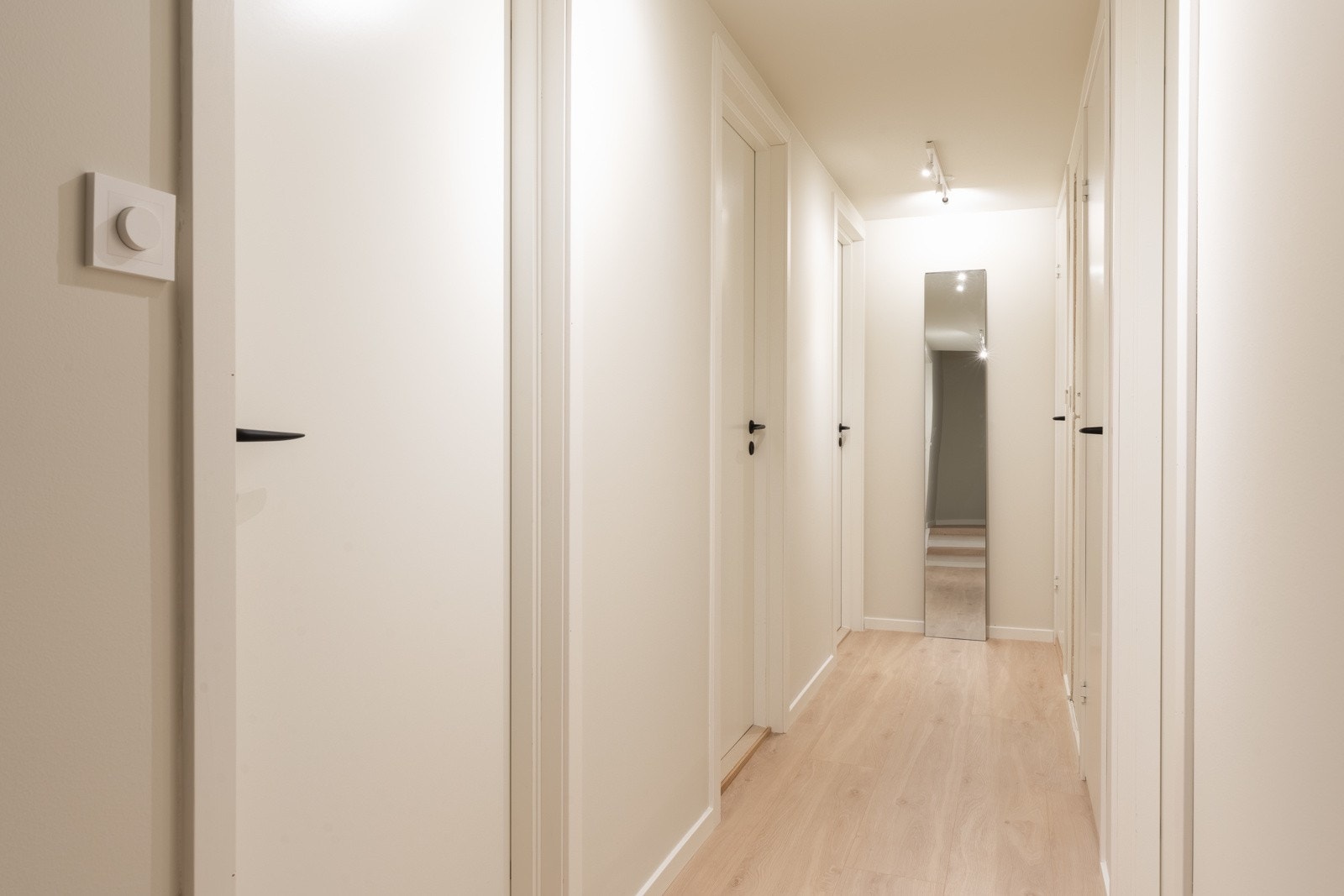 Etasjen nede består av bad, toalettrom, 3 soverom og bod. Galleribilde