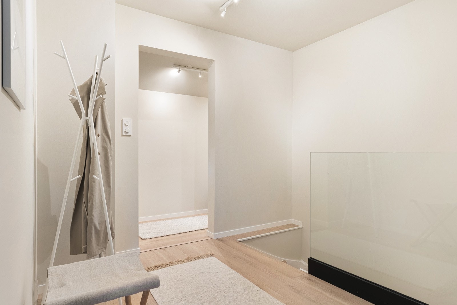 Legg merke til det moderne glassrekkverket. Galleribilde