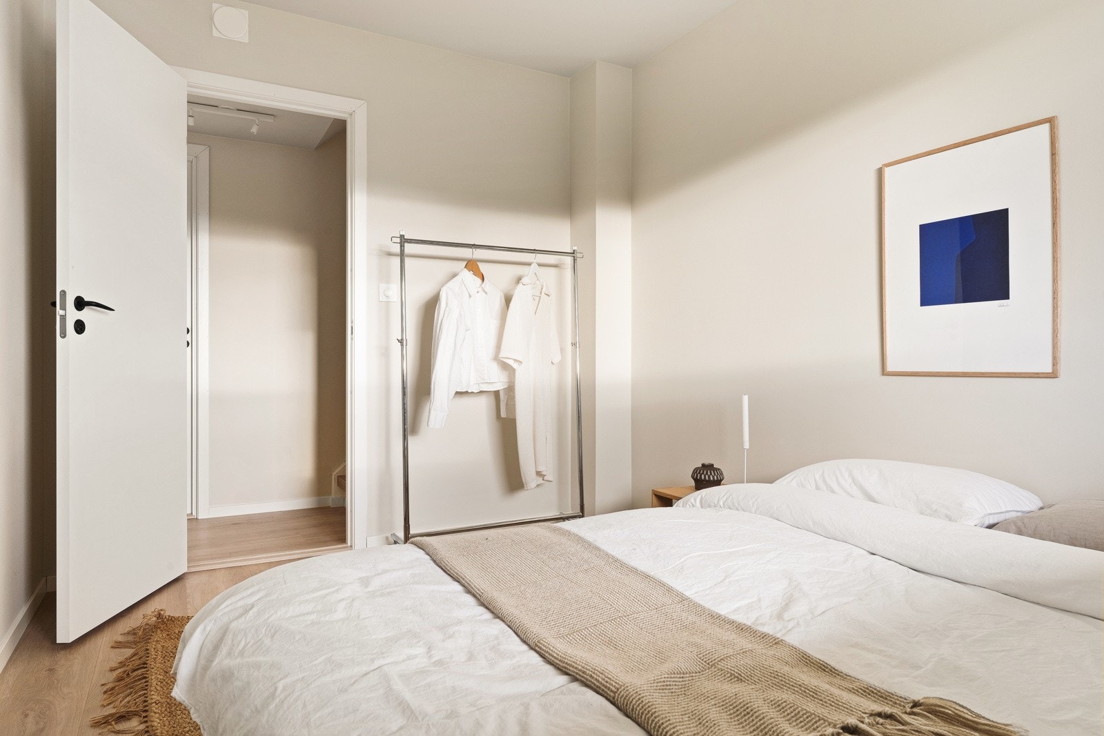 God plass til dobbelseng og garderobe. Galleribilde