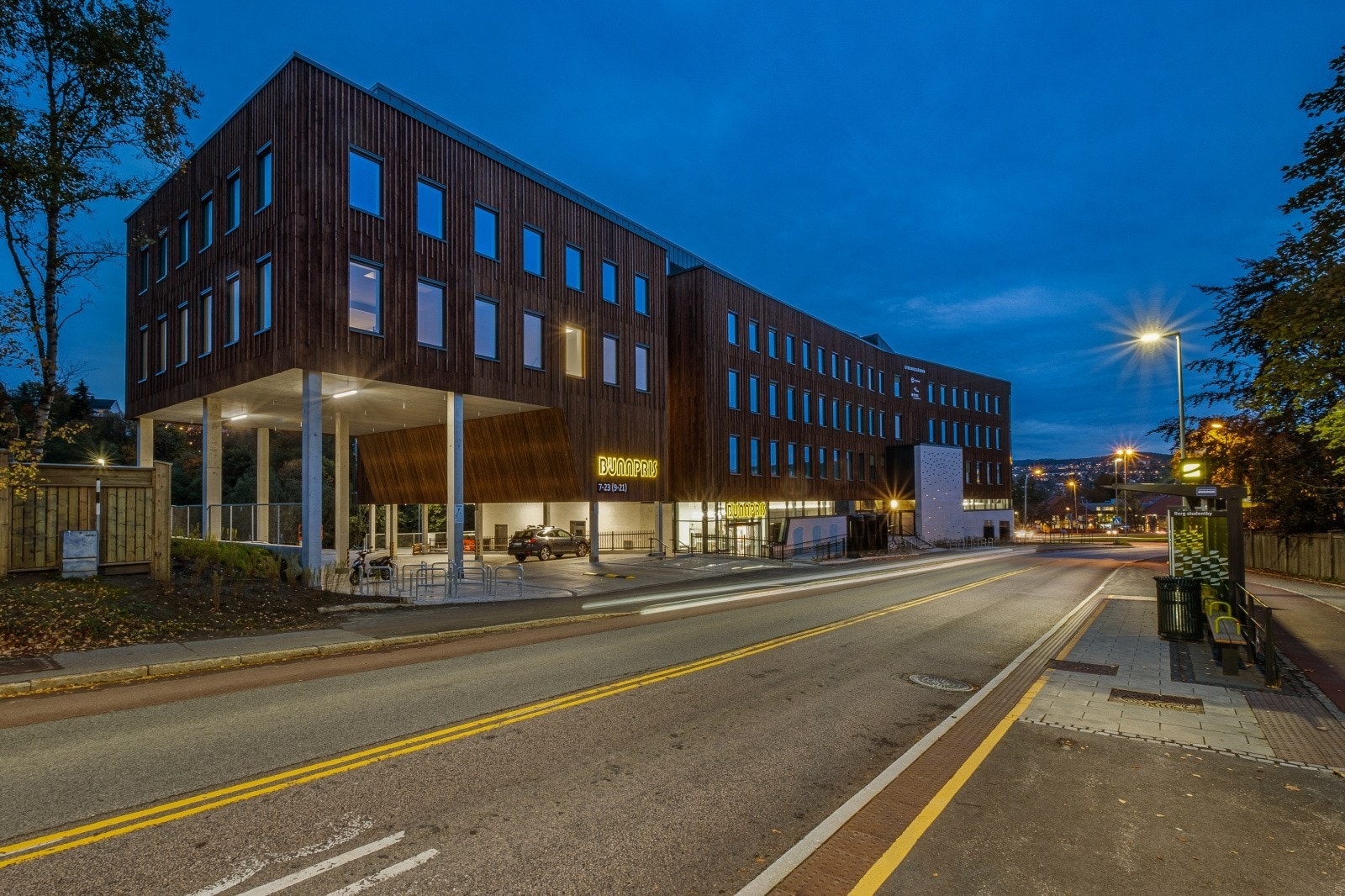 Byggets bakside, her er det gode parkeringsmuligheter for besøkende - samt butikk, frisør og restaurant i byggets første etasje. Galleribilde