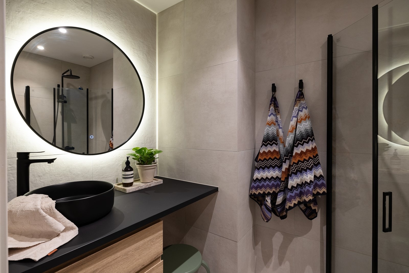 Badet er utstyrt med en innfellbar dusjløsning og regnfallsdusj med sorte detaljer som gir et moderne preg. Galleribilde