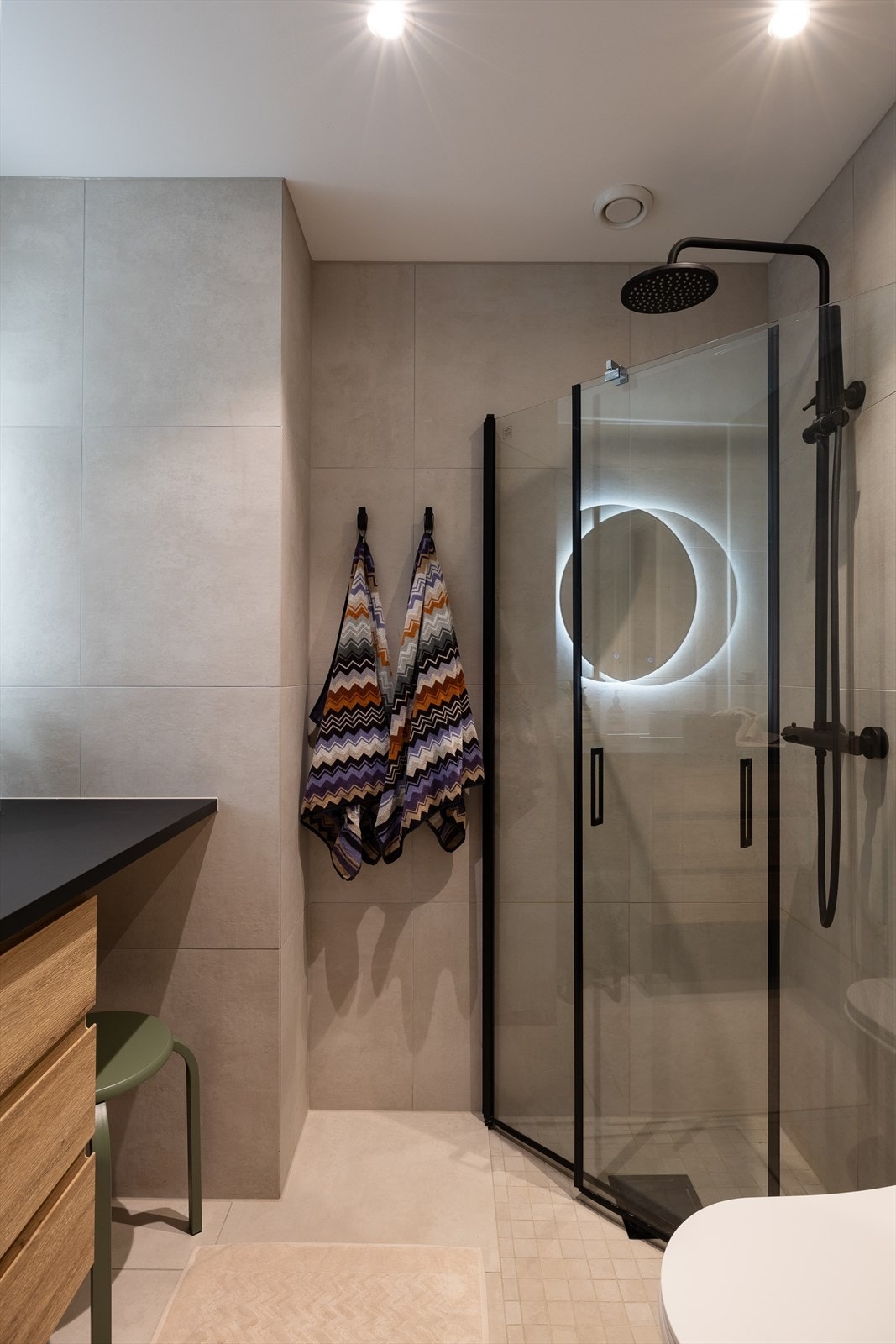 Baderommet, renovert i 2022, er både funksjonelt og lekkert, med downlights i taket og gulvvarme som gir en lun start på dagen. Galleribilde