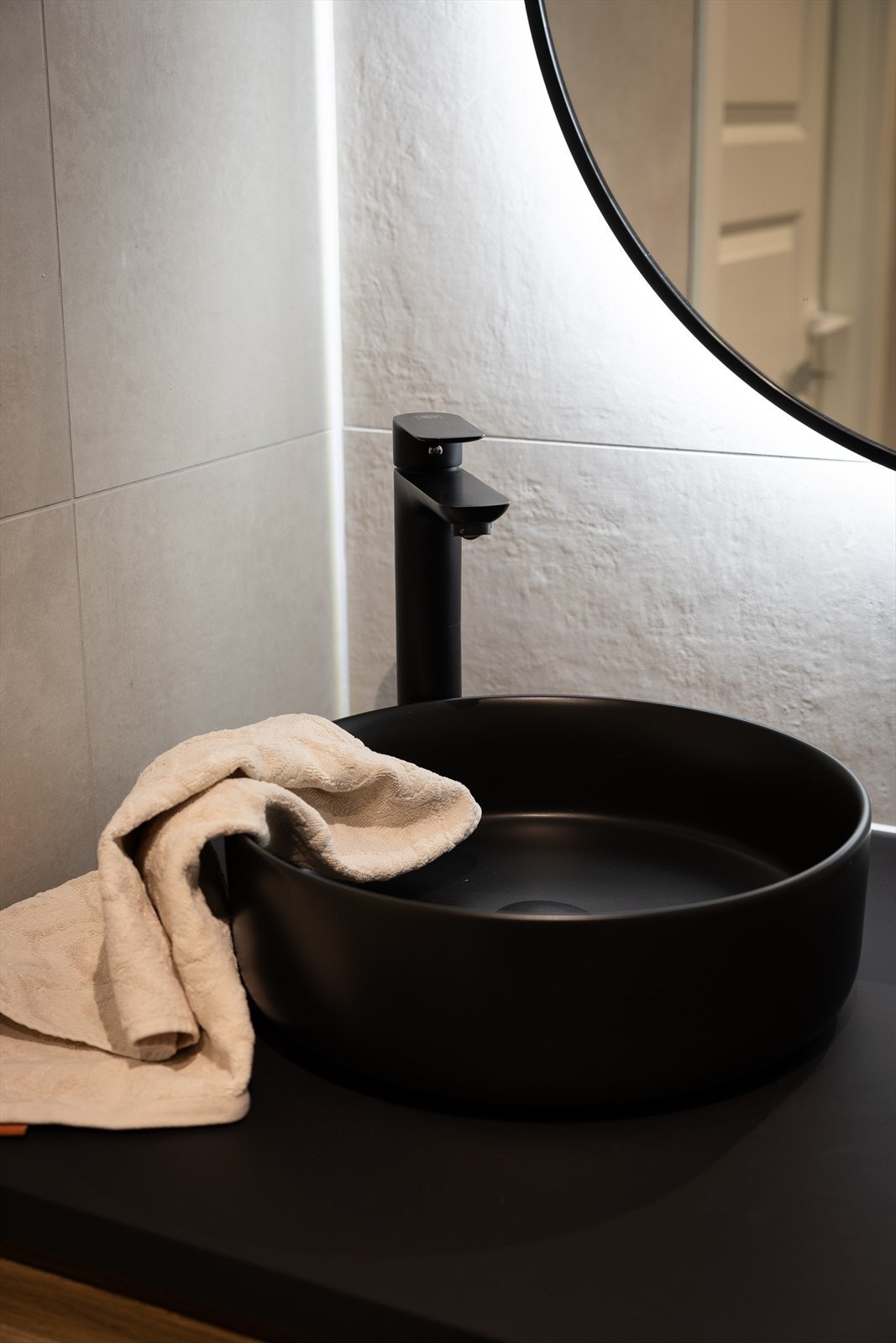 Over vasken er det montert et rundt speil med integrert belysning som kan dimmes og justeres etter behov. Galleribilde