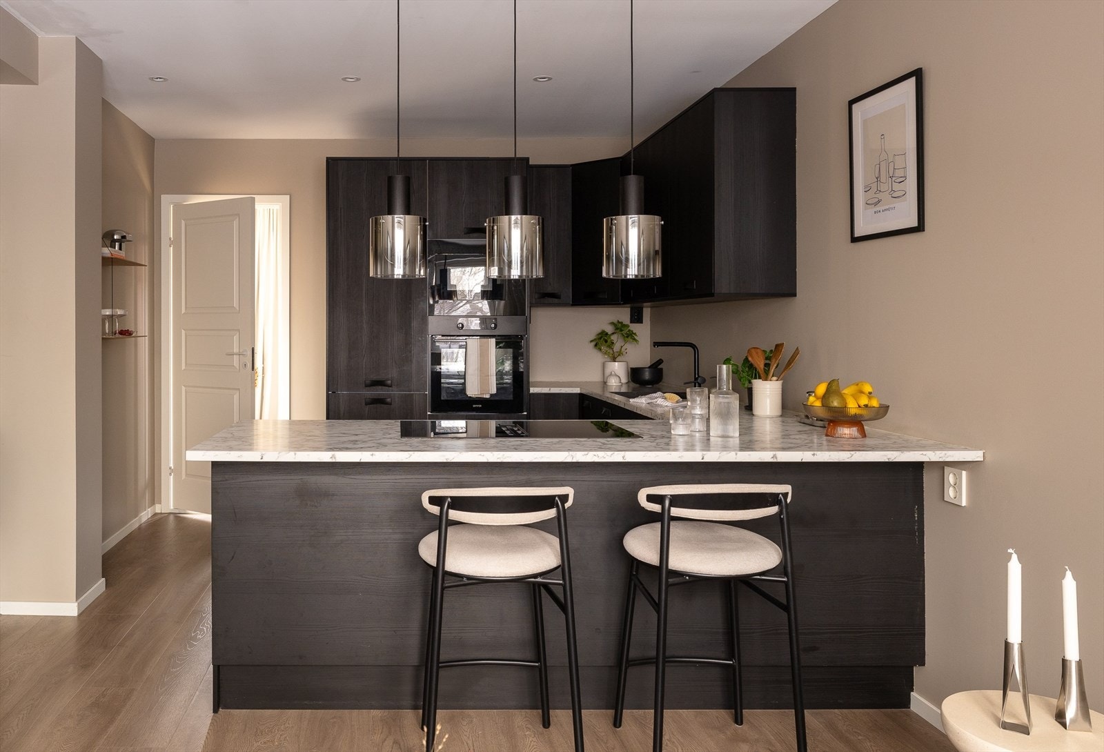 Stue og kjøkken ligger i åpen løsning, men likevel litt "separat" med en praktisk og fin kjøkkenøy. Galleribilde