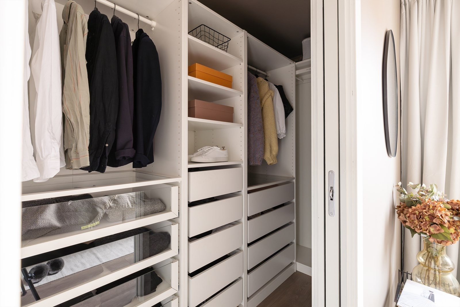 Walk-in closet som er utstyrt med skapinnredning for optimal oppbevaring. Galleribilde