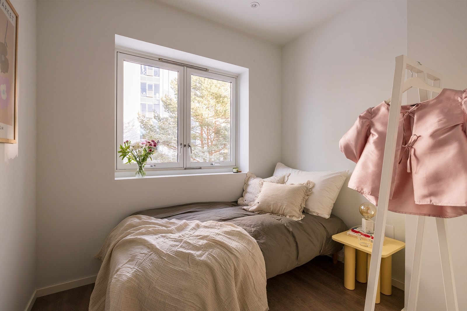Soverom II - Det andre soverommet er lyst og luftig, med plass til seng og garderobeinnredning etter eget ønske. Galleribilde