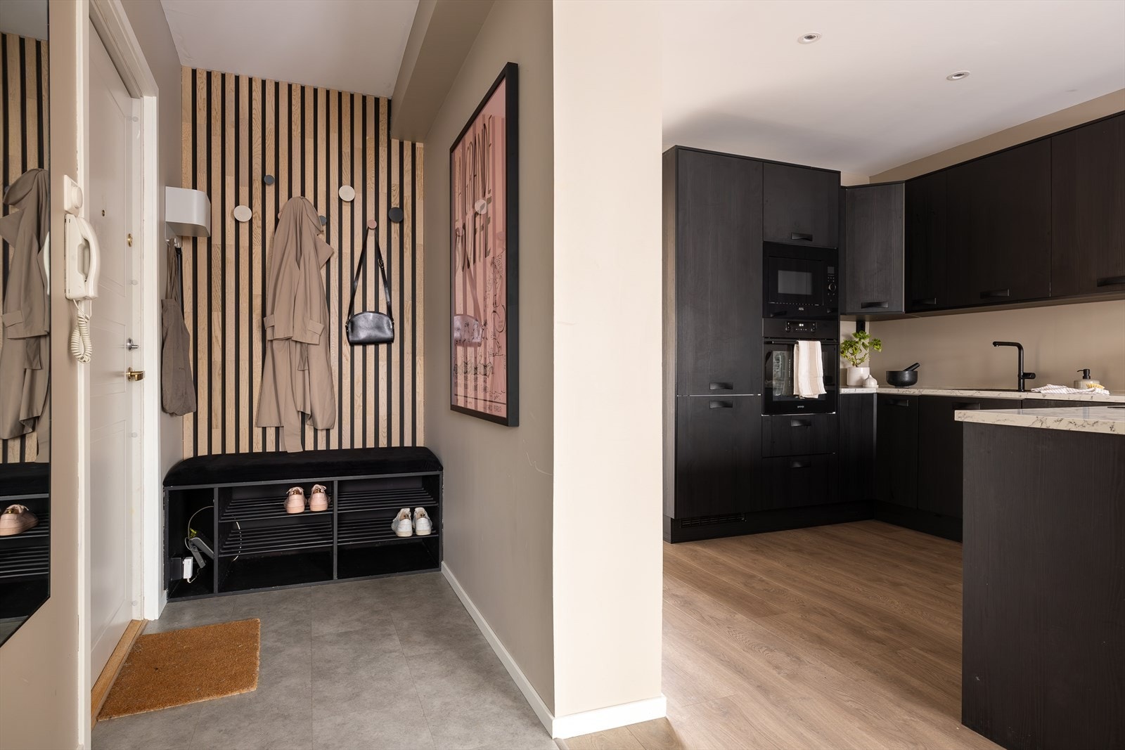 I gangen er det montert en plassbygget sittebenk med oppbevaringsmuligheter, i tillegg til en stilfull spilevegg som fungerer som en praktisk løsning for oppheng av yttertøy. Galleribilde