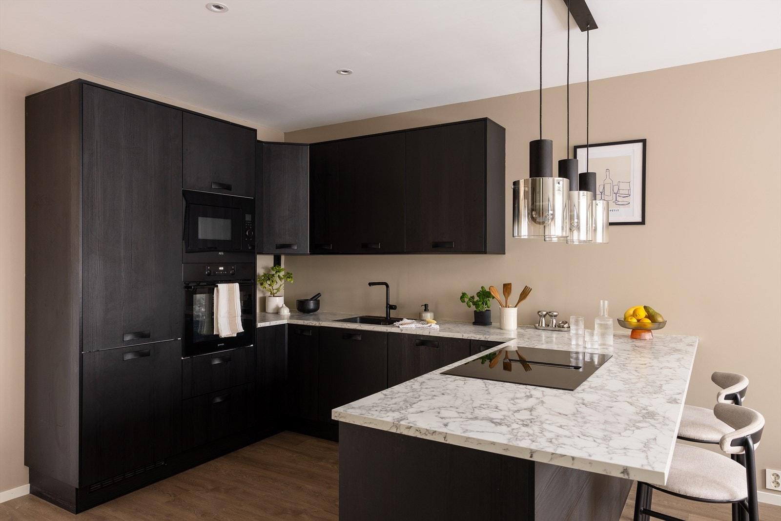 Den stilfulle kjøkkeninnredningen er fra Norema og har god benke- og skapplass for de som er glad i å lage mat. Galleribilde