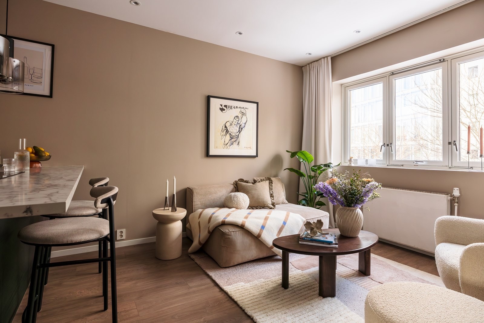 Det er gjennomgående malt i moderne og stilfulle farger, med pen en-stavs laminatgulv som også er slitesterk. Galleribilde