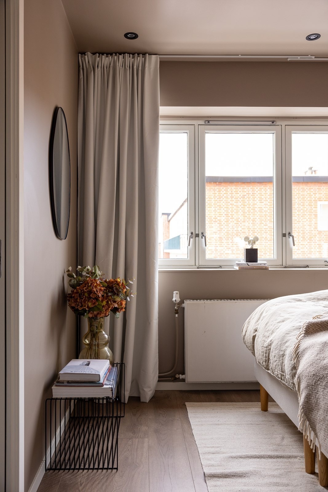 Store vinduer slipper inn godt med naturlig lys, og downlights i taket bidrar til en stemningsfull atmosfære. Galleribilde