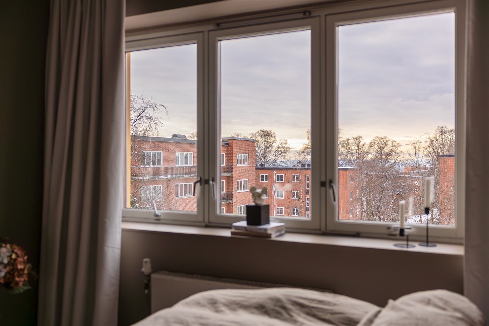 Fin og fri utsikt fra soverommet samt lite innsyn, her bor du veldig fint til. Galleribilde